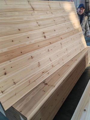 Massivholzplatten mit traditioneller Konstruktionslösung