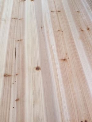 Massivholzplatten mit traditioneller Konstruktionslösung