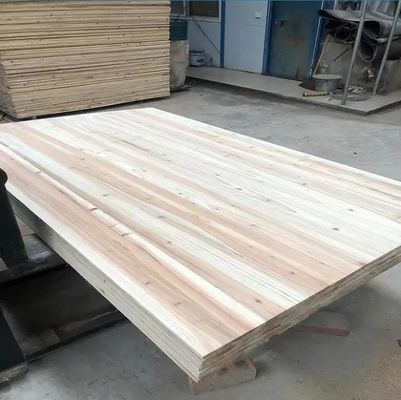 Massivholzplatten mit traditioneller Konstruktionslösung