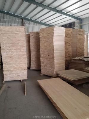 Anpassbares Massivholzbrett aus Kiefern mit traditionellem Design und Holzgehalt AB