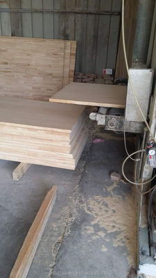 Anpassbares Massivholzbrett aus Kiefern mit traditionellem Design und Holzgehalt AB