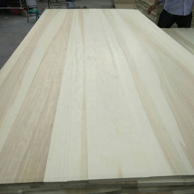 3 mm bis 50 mm Massivholz-Poppel-Gleichplatten mit einem Feuchtigkeitsgehalt von 8% bis 12% und 480 bis 510 kg/m3