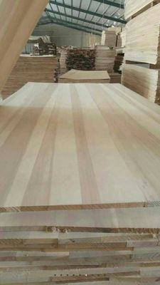 3 mm bis 50 mm Massivholz-Poppel-Gleichplatten mit einem Feuchtigkeitsgehalt von 8% bis 12% und 480 bis 510 kg/m3
