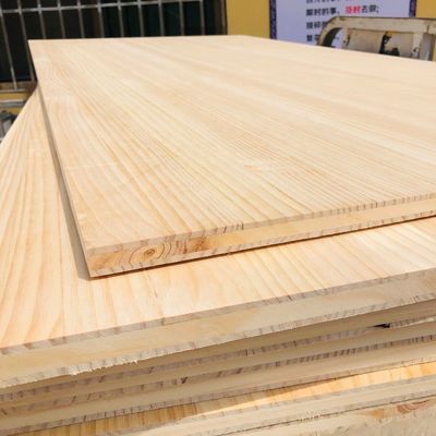 480-550 kg/m3 Drei Schichten Radiate Pine Board Massivholzmaterial für andere Projektlösungsfähigkeit