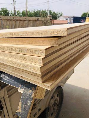 480-550 kg/m3 Drei Schichten Radiate Pine Board Massivholzmaterial für andere Projektlösungsfähigkeit