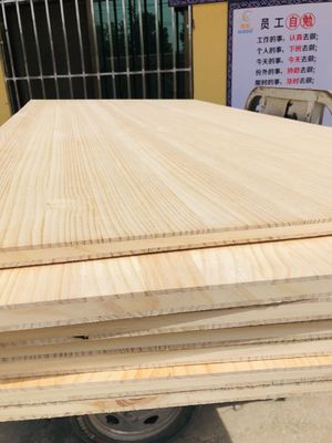 480-550 kg/m3 Drei Schichten Radiate Pine Board Massivholzmaterial für andere Projektlösungsfähigkeit