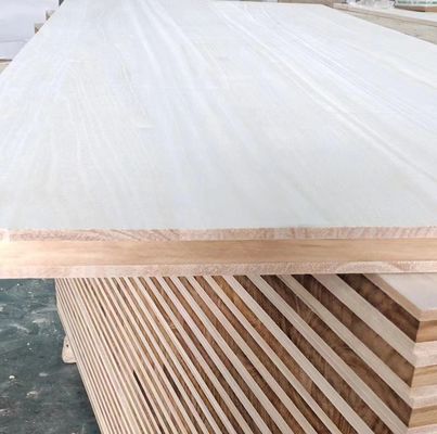 480-550 kg/m3 Drei Schichten Radiate Pine Board Massivholzmaterial für andere Projektlösungsfähigkeit