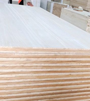 480-550 kg/m3 Drei Schichten Radiate Pine Board Massivholzmaterial für andere Projektlösungsfähigkeit