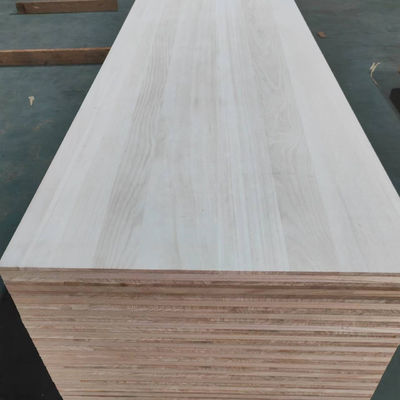 Feuchtigkeitsgehalt 8%-12% Paulownia Holz Gerade Baumstamm Möbel Bleichte Massivholzplatte