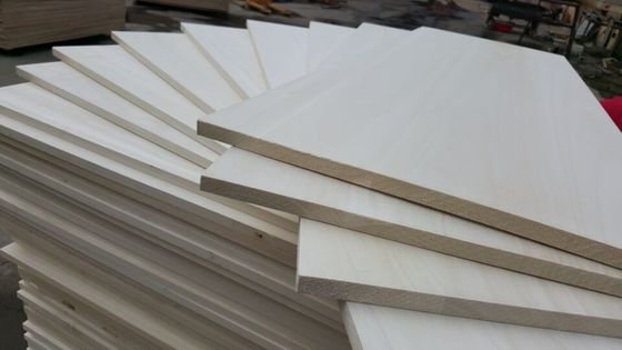 Holzplatten aus Pappelmassivholz mit Feuchtigkeitsgehalt von 8% bis 12% mit einer Länge von 100 mm bis 2440 mm