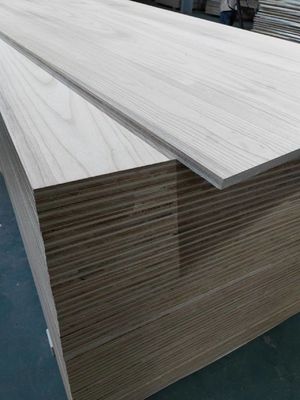 FSC-zertifizierte Platten aus weißem Eichenfolien mit Paulownia-Kernplatten