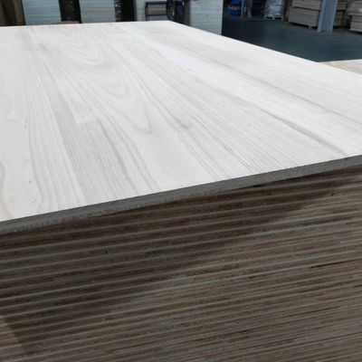 Natürliche Farbe Mehrschichtmassivholzplatten Drei-Schicht-Paulownia-Platte für Türen