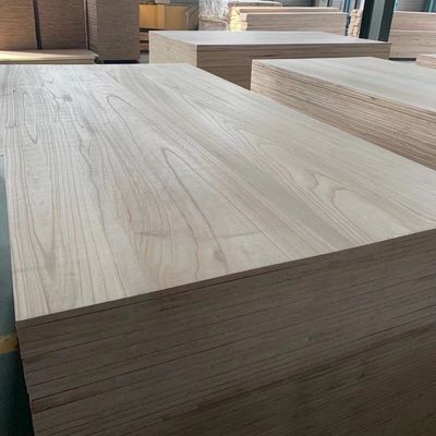 Natürliche Massivholzplatten für die handgefertigte Holzbearbeitung im traditionellen Design