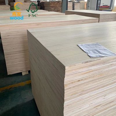 Natürliche Massivholzplatten für die handgefertigte Holzbearbeitung im traditionellen Design