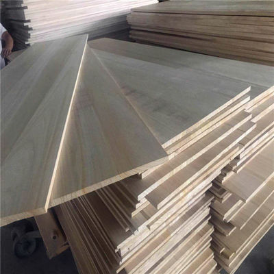 Natürliche Massivholzplatten für die handgefertigte Holzbearbeitung im traditionellen Design