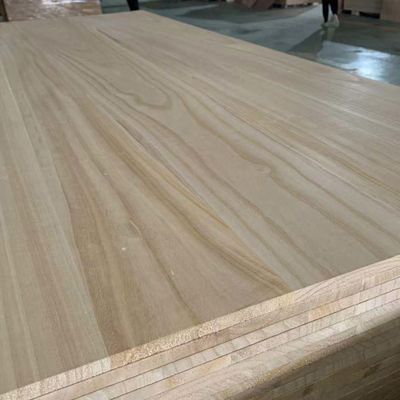 Moderne Massivholzplatten Paulownia-Holzplatten mit einem Feuchtigkeitsgehalt von 8% bis 12%