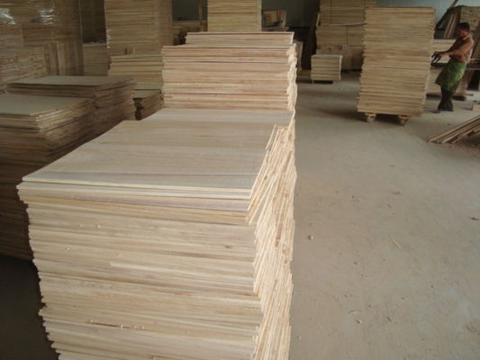 Bauplatten aus massivem Holz aus Paulownia der Klasse BC für natürliche oder gebleichte Paulownia-Blätter